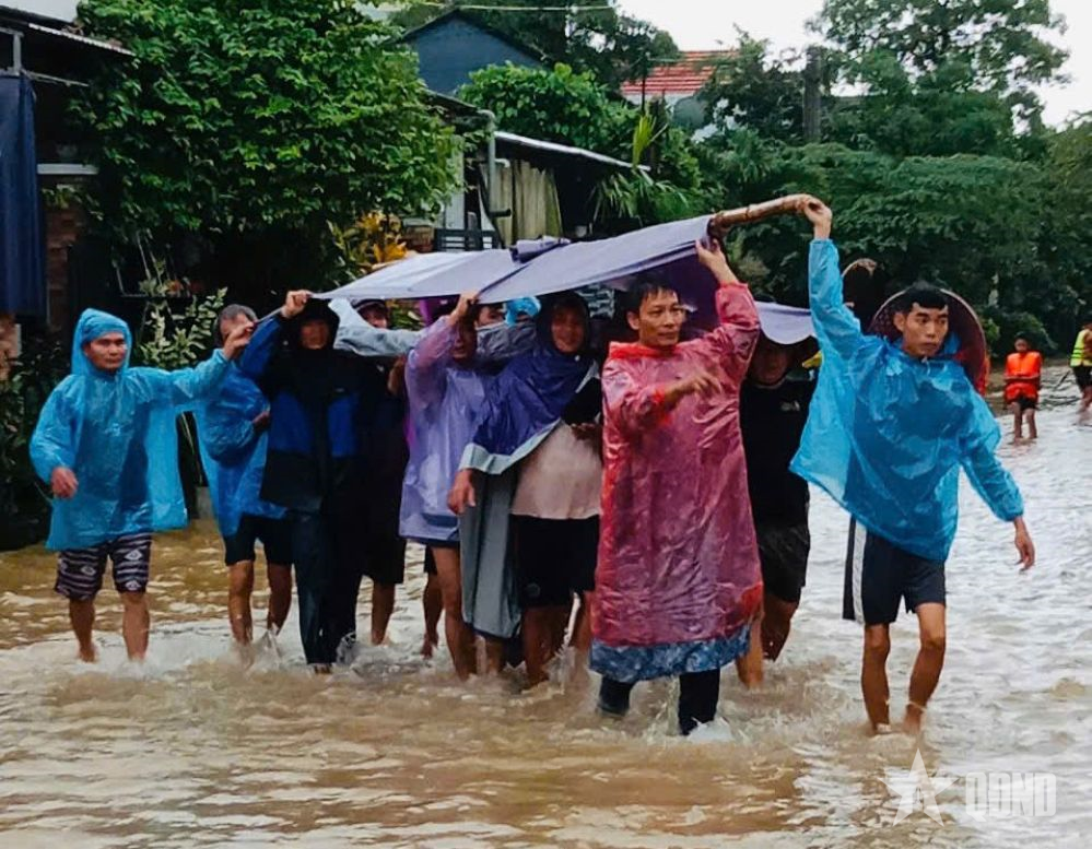 Vùng lũ Quảng Ngãi: Đưa người đàn ông 61 tuổi bị tai biến đi cấp cứu kịp thời
